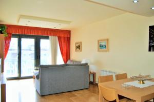 Posedenie v ubytovaní Apartamento Ainara Garden Family