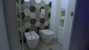 a small bathroom with a toilet and a sink at Levante Luxury Room in Giovinazzo