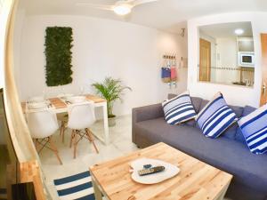 フエンヒロラにあるSun & Beach Fuengirolaのリビングルーム(青いソファ、テーブル付)
