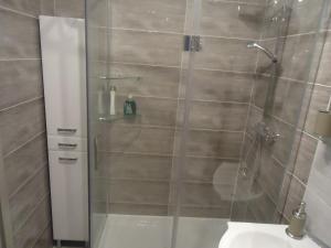 um chuveiro com uma porta de vidro na casa de banho em Szafarnia/Sw Barbary 12 em Gdansk