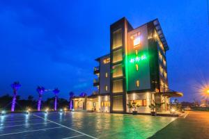 una representación de un hotel por la noche en Urban Oasis Inn en Luodong