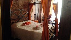 Postel nebo postele na pokoji v ubytování Antica Corte dei Principi Charming Rooms