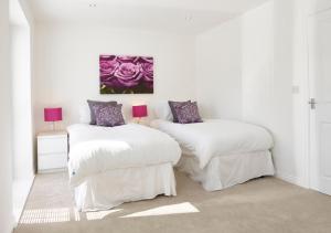 A bed or beds in a room at Campbell Park Serviced Properties - Shortstay MK 
