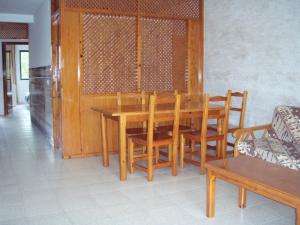 comedor con mesa de madera y sillas en Apartamentos Sol Y Mar, en Alcossebre