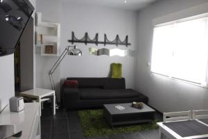 a living room with a couch and a table at Appartement Les Confidences in Le Touquet-Paris-Plage
