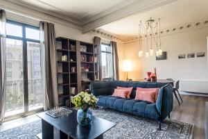 A seating area at Casagrand Luxury Suites Barcelona