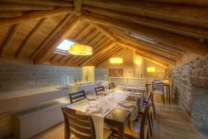 a dining room with a long table and chairs at Casa da Feira in Lobios