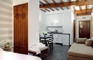 A kitchen or kitchenette at Inicia Casas Reales