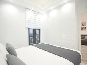 Łóżko lub łóżka w pokoju w obiekcie Apartamento nuevo y de lujo en puerta del sol