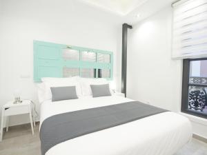 Łóżko lub łóżka w pokoju w obiekcie Apartamento nuevo y de lujo en puerta del sol