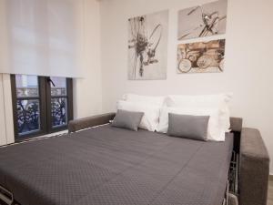 マドリードにあるApartamento nuevo y de lujo en puerta del solのベッド(枕付)が備わる客室です。