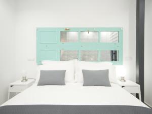 Łóżko lub łóżka w pokoju w obiekcie Apartamento nuevo y de lujo en puerta del sol