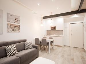 salon z kanapą i stołem w obiekcie Apartamento nuevo y de lujo en puerta del sol w Madrycie +11 zdjęć