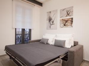 duże łóżko w pokoju z: w obiekcie Apartamento nuevo y de lujo en puerta del sol w Madrycie
