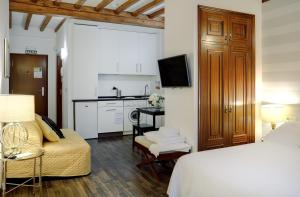 A television and/or entertainment centre at Inicia Casas Reales