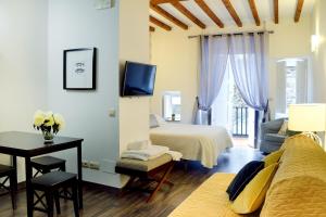 A bed or beds in a room at Inicia Casas Reales