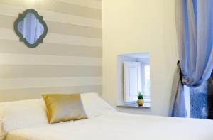 A bed or beds in a room at Inicia Casas Reales