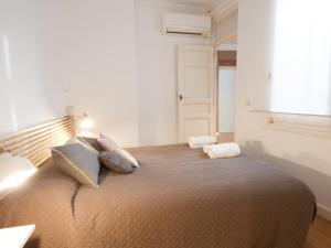 1 dormitorio con 1 cama grande con almohadas y ventana en Precioso apartamento en la latina palacio real en Madrid