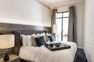 A bed or beds in a room at Casagrand Luxury Suites Barcelona