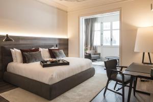 A bed or beds in a room at Casagrand Luxury Suites Barcelona
