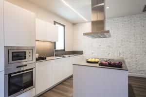 A kitchen or kitchenette at Casagrand Luxury Suites Barcelona