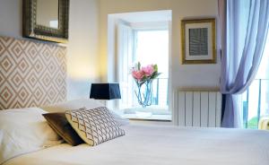 A bed or beds in a room at Inicia Casas Reales