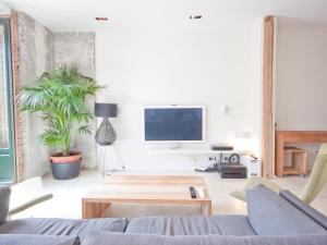 uma sala de estar com um sofá e uma mesa de centro em Gran apartamento de diseño @plazasanmiguel *lujo* em Madri
