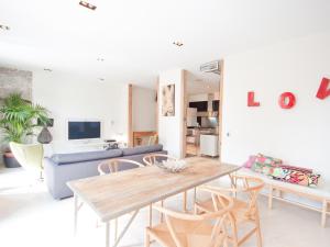 uma sala de estar com mesa e cadeiras em Gran apartamento de diseño @plazasanmiguel *lujo* em Madri
