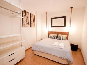 um quarto com uma cama com duas toalhas em Gran apartamento de diseño @plazasanmiguel *lujo* em Madri