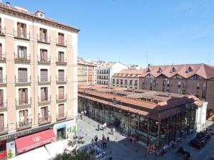 uma vista panorâmica de uma rua da cidade com edifícios em Gran apartamento de diseño @plazasanmiguel *lujo* em Madri