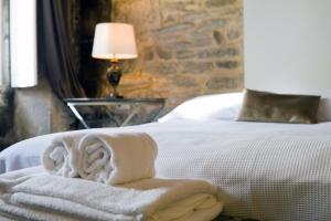 A bed or beds in a room at Inicia Casas Reales