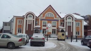 un gran edificio con coches estacionados frente a él en Tyumen Time Hotel, en Tyumen