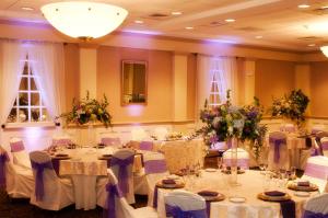 un salón de banquetes con mesas blancas, sillas y flores en Best Western Adams Inn Quincy-Boston, en Quincy