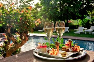 a plate of food and two glasses of champagne at Hôtel des Pyrénées in Saint-Jean-Pied-de-Port
