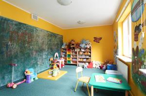 ワルシャワにあるオビエクト ホテラルスキ パトロンの黒板とたくさんのおもちゃの教室