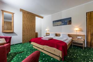 Säng eller sängar i ett rum på Heidi-Hotel Falkertsee - Kinderhotel