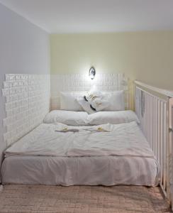 - un grand lit blanc dans une chambre blanche dans l'établissement Capital Center Apartments Üllői, à Budapest