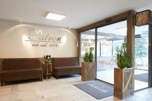 a lobby with a entrance to a waiting room at Obiekt Hotelarski Patron in Warsaw