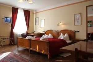 A bed or beds in a room at Hotel Apartment Rothensteiner