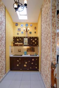 uma cozinha com armários castanhos e um lavatório em 12 Mesyacev em Níjni Novgorod