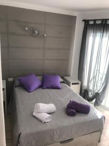 プラヤ・デ・ラス・アメリカスにあるSan Rafaelのベッド1台(紫色の枕2つ、タオル付)