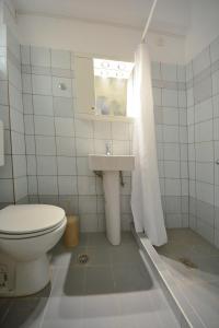 een badkamer met een toilet en een wastafel bij Lampis Studios in Pythagoreio