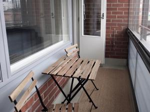 2ndhomes Tampere "Iso Ronka" Apartment - Spacious Apt with Balcony close to Train Stationにあるバルコニーまたはテラス