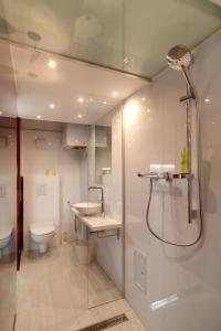 ウィーンにあるRomeoapartment 1160のバスルーム(シャワー、洗面台、トイレ付)