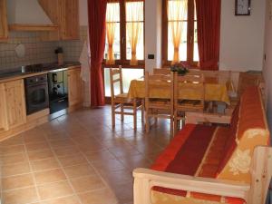 eine Küche und ein Esszimmer mit einem Tisch und Stühlen in der Unterkunft Agritur Maso Talpina in Mori