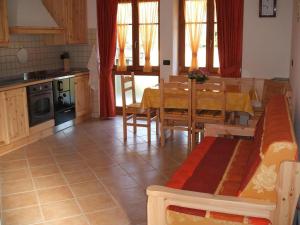 een keuken en eetkamer met een tafel en stoelen bij Agritur Maso Talpina in Mori