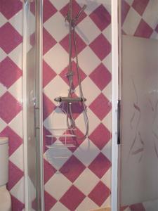 La salle de bains est pourvue d'une douche et de carrelage rose et blanc. dans l'établissement Gîte Les Vents du Large L'Aigrette, au Crotoy 17 autres photos