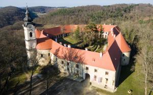 una vista aérea de un edificio con techo naranja en Grad Goričko en Grad