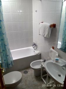 La salle de bains est pourvue d'une baignoire, de toilettes et d'un lavabo. dans l'établissement Casa Salamanca, à Benidorm