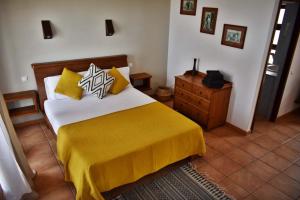 Tempat tidur dalam kamar di Guest House Orquidea